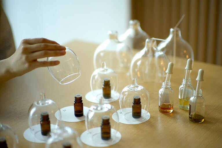 あえて精油名を伏せたまま、香りだけに集中。意外な植物の香りに癒されることも。