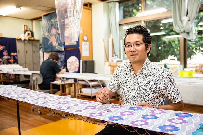 城間びんがた工房16代目の城間栄市さん。2018年に工房を受け継ぎました。