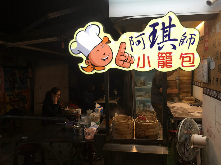 路地裏にテーブルや椅子が用意されていて、ここで食事を楽しむことができます。