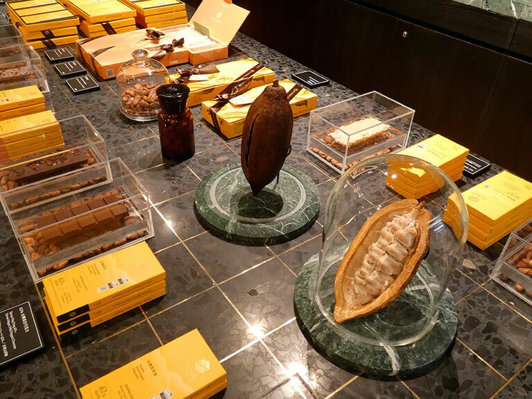 ダークチョコレート、フレーバーチョコレート合わせて板チョコは約20種類あります。