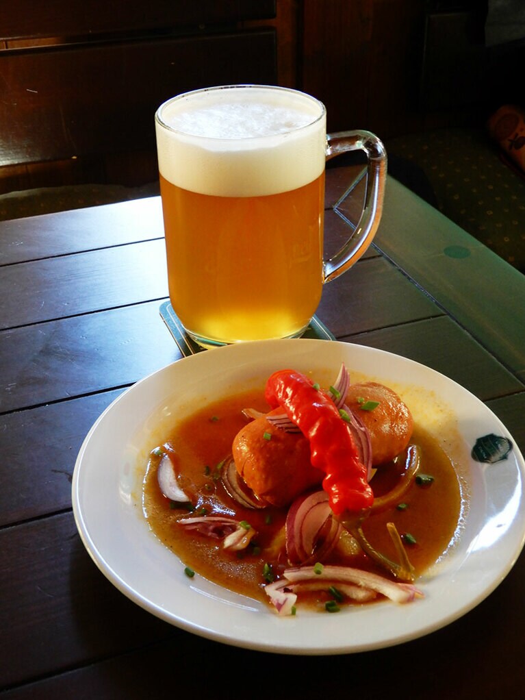 巨大なソーセージに、ビールは迷わず無ろ過を注文。