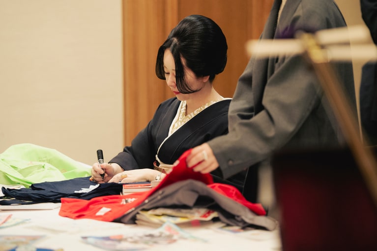 控室でパーティーの準備に勤しむ東村アキコさん。