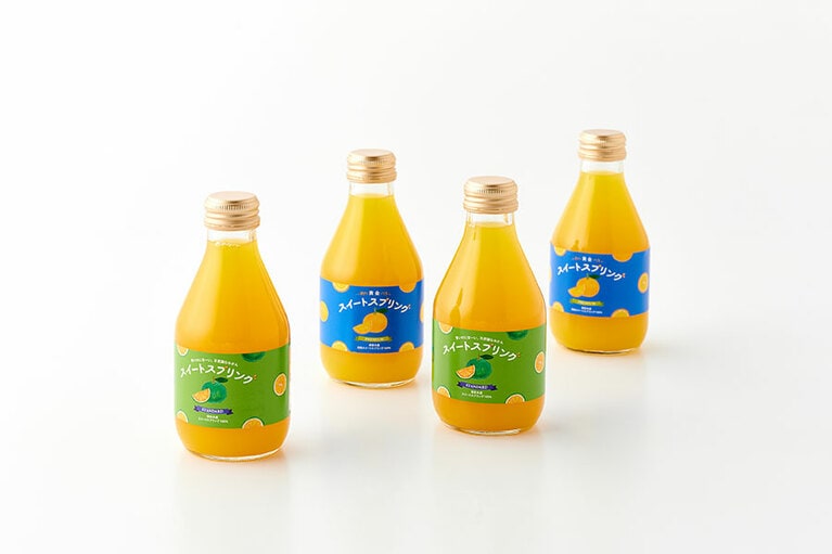 つなぎ百貨堂「スイートスプリングジュース」緑260円、青300円(各180ml)／熊本県