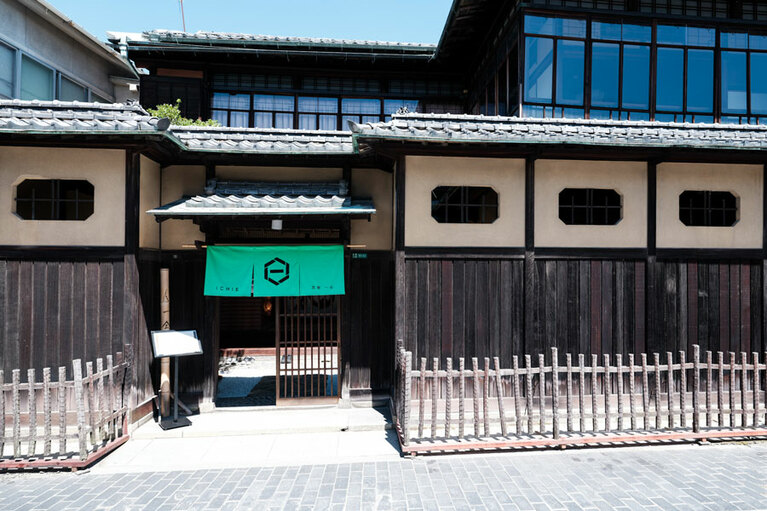 【茶寮一会 -ICHIE- 】築100年以上の元旅館を改装した人気店「茶寮一会 -ICHIE-」。オリジナルブレンドの「たけはら珈琲」や抹茶、パフェなどにほっと心をなごませながら、穏やかな時間を過ごせます。