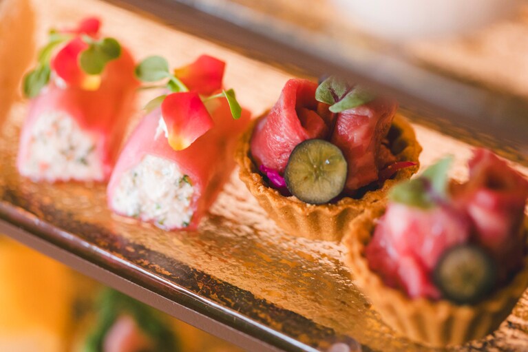 セイボリーメニューより、「ズワイガニと根菜のカネロニ」「ローストビーフとベリーのタルトレット」。