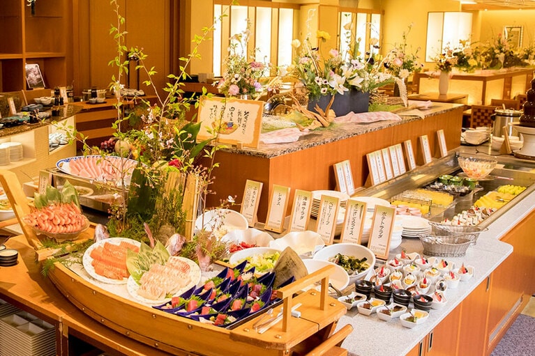 会席料理をアレンジした約50種類の料理を楽しめる。