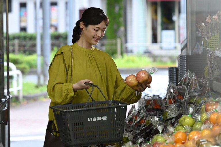 Lemioオリジナルドラマ「今日もふたり、スキップで」で、妻役を務める松村沙友理さん。©NTT DOCOMO, INC