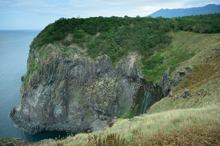 見事なまでの断崖絶壁。