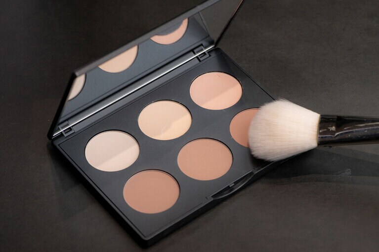 スタジオ フィックス スカルプト＆シェイプ コントアー パレット ライト/ミィディアム 7,590円。(以下、アイテムは全てM·A·C)