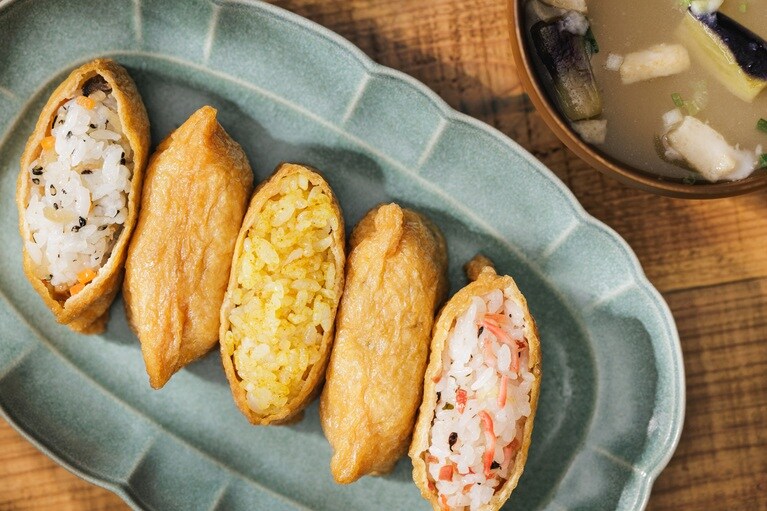 「Food & Drink Station」で購入したいなり寿司と味噌汁で朝食を。