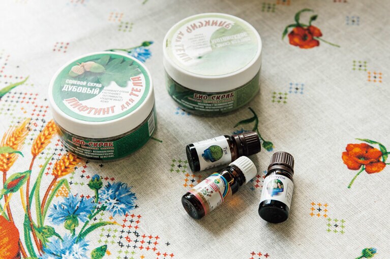 オークやユーカリ入りのソルトスクラブ、水に3～5滴たらして使うロウリュ用天然アロマオイルの販売も。（IZBA　福岡）