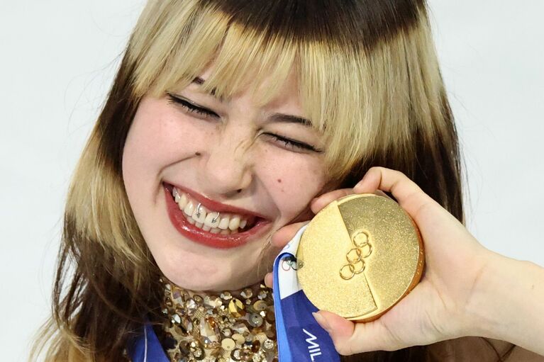 アリサ・リウ＆坂本花織の「感動のハグ」まで、あと10枚…（©時事通信社）