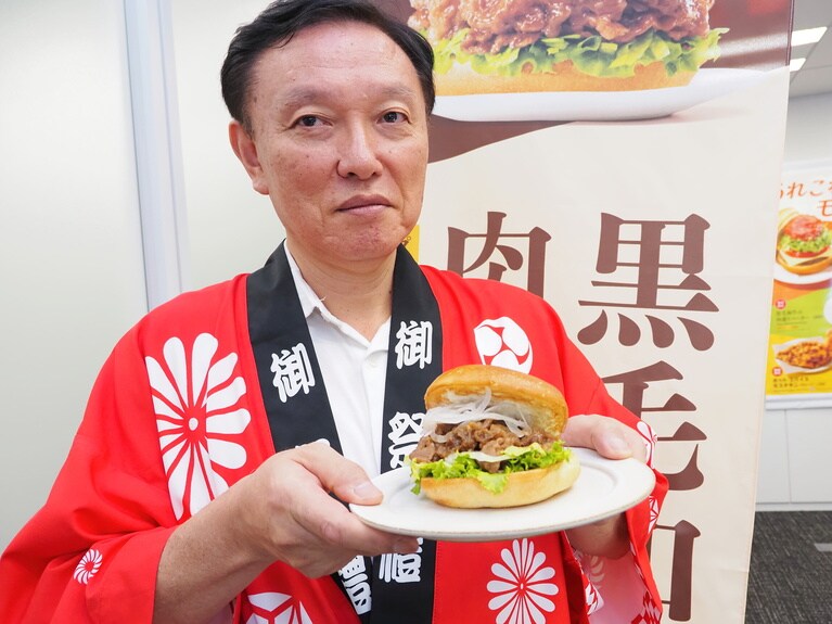 モスバーガー商品開発部所属、「黒毛和牛の肉盛りバーガー」開発担当、永野さん。こんなコスプレしてますが実はエラい人。