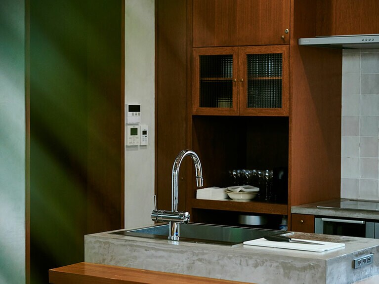 広々としたアイランドキッチンには調理器具やお洒落なカトラリーが揃う。こうしたキッチン設備が充実したリスティングが多く、家族や友達と食事を作って楽しむことができるのもエアビーの魅力の一つ。THE FLOW KAMAKURA SORA SUITE(https://www.airbnb.jp/rooms/52619694)1泊5万円～、大人7人まで可(価格は時季により変動)