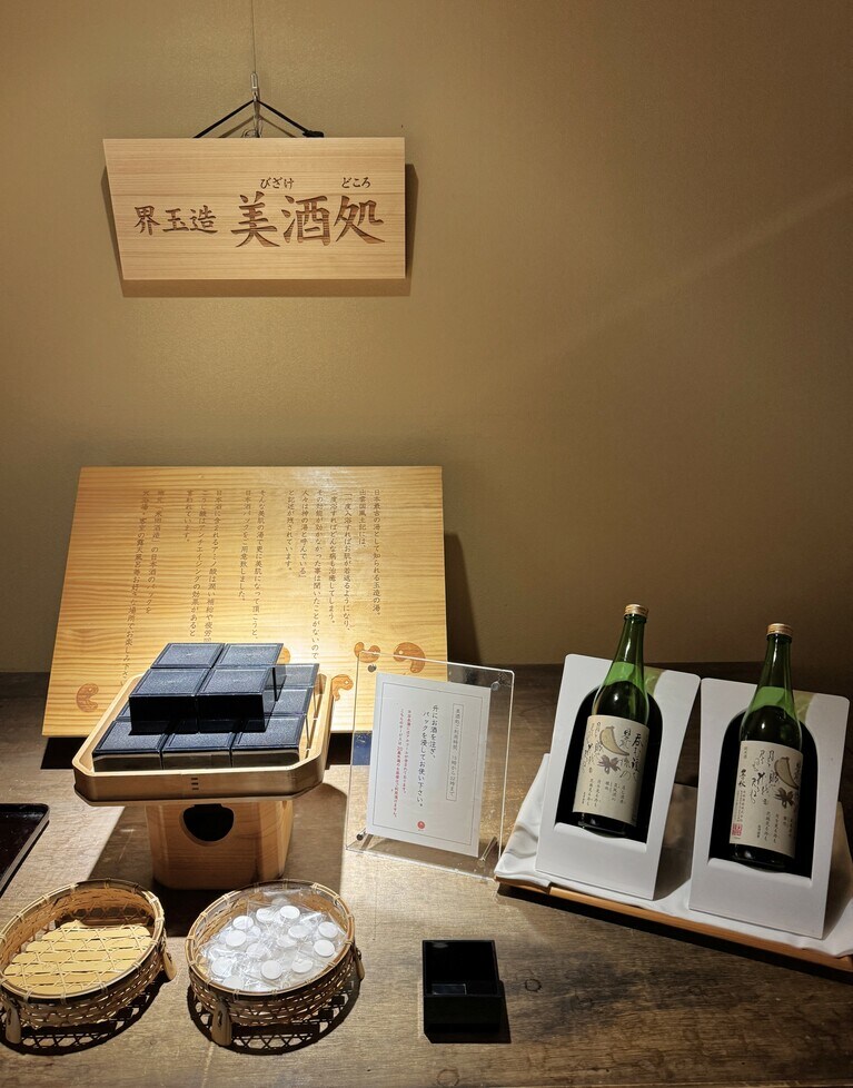 日本酒を升に注ぎ、フェイスパック用シートにたっぷりと含ませてスキンケアを。