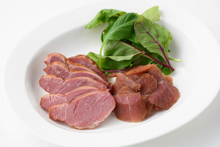 【宮崎県】左から：ゲシュマックの「スモークホホ」360円(100g)、「ポークジャーキー」395円(約50g)。