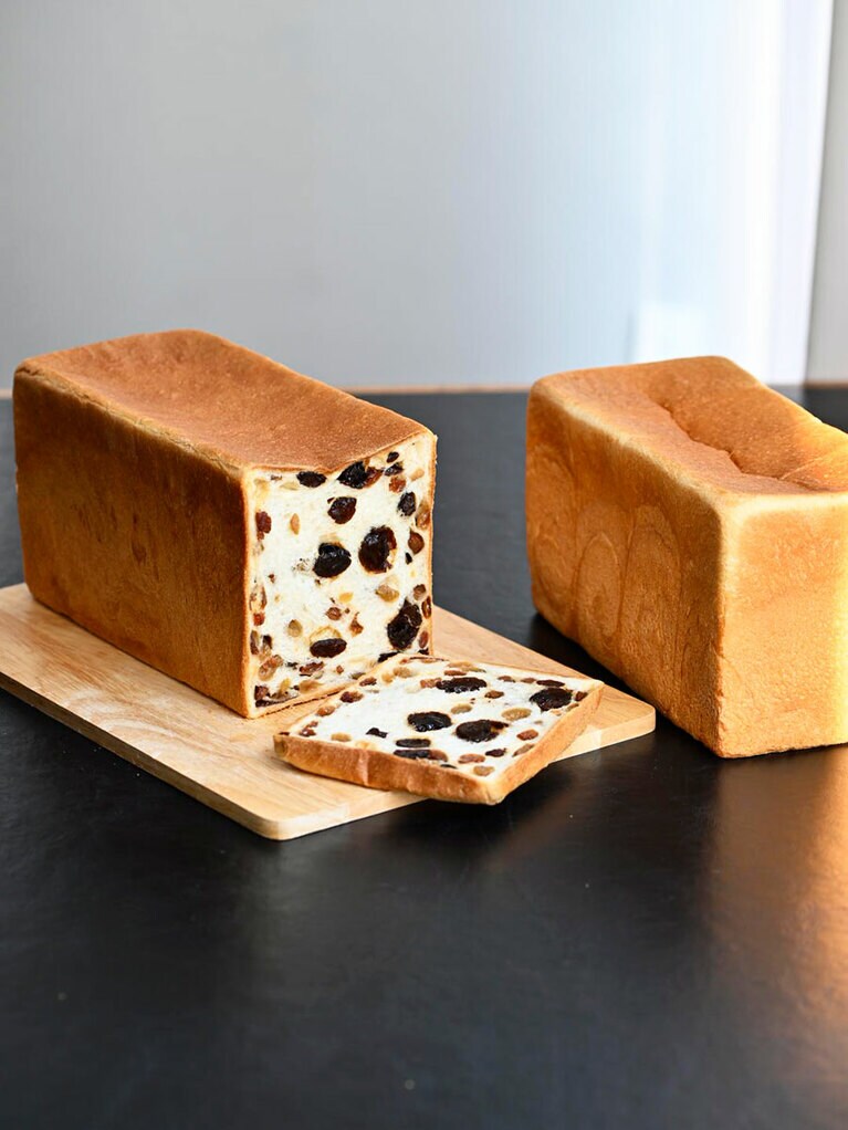 左から：究極のレーズン食パン4,320円。角食パン1,080円。