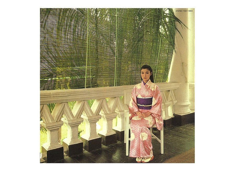 『水の中のASIAへ』(81)。4曲入りだがアルバムとしてカウントされている。ジャケット写真が撮影されたのは、シンガポールのラッフルズホテル。