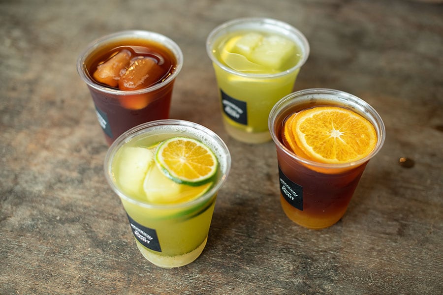 青みかんフィズ、モヒートティー、シトラスティー……。「GREEN ∞ CAFE」には、緑茶や紅茶をアレンジしたオリジナルのドリンクが揃う。