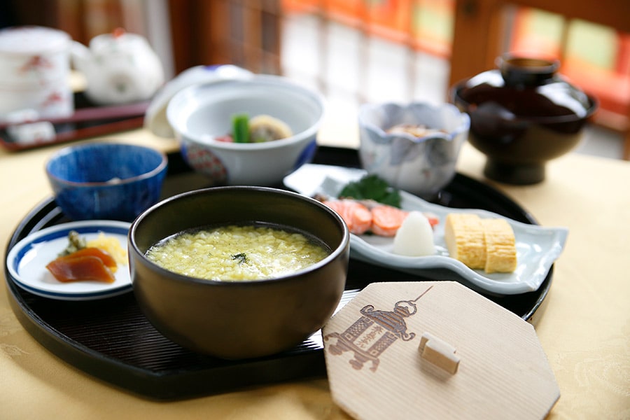 「郷土料理“大和の茶がゆ”」は、焼き魚や炊き合わせなどがセットに。 2,851円(税サ込)。