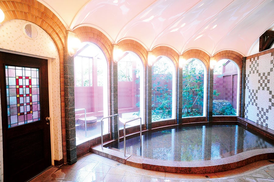 貝殻のようなドーム型の天井と、アールデコ調のタイルが特徴的な温泉浴室。