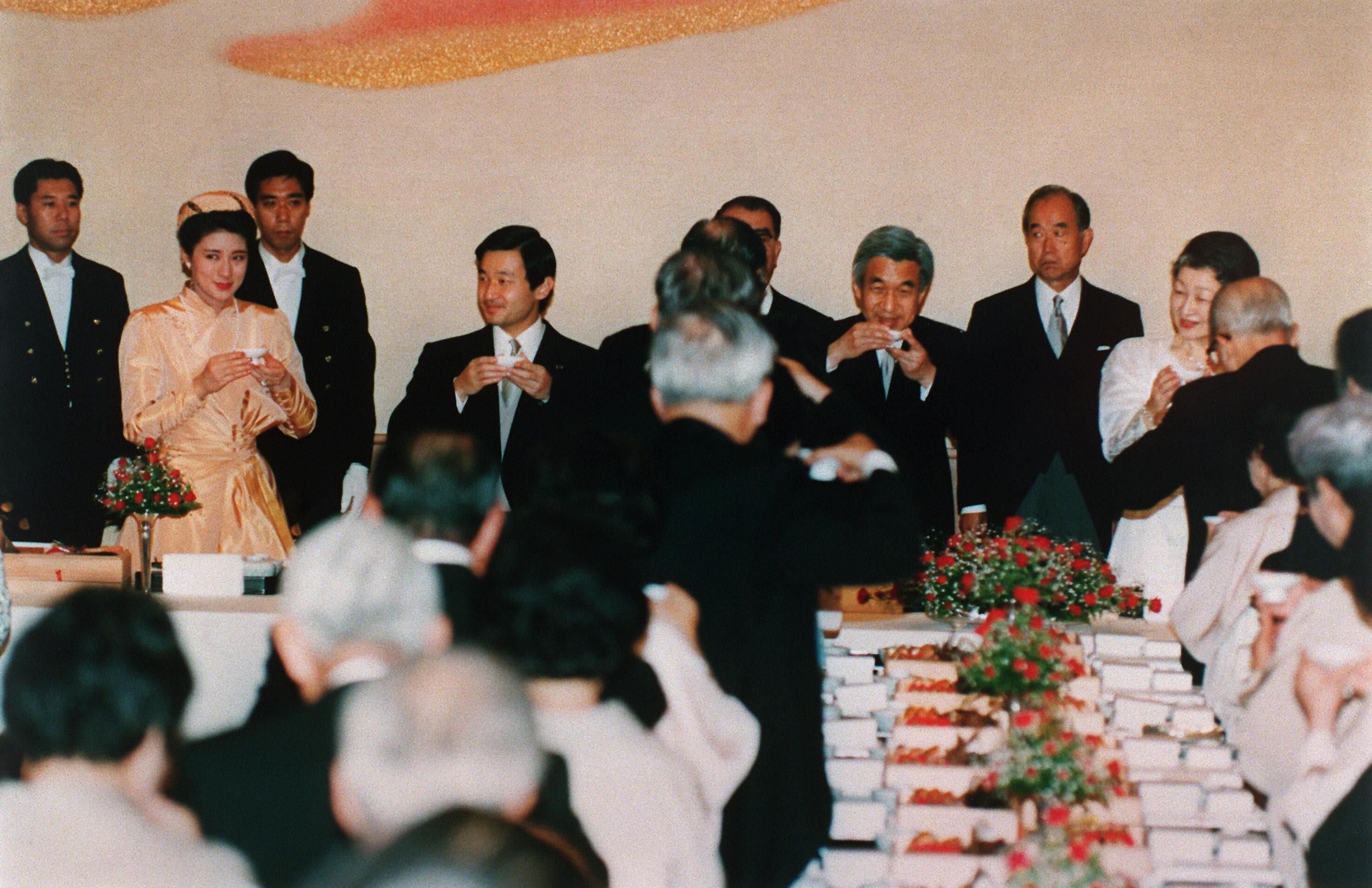 1993年6月15日、「宮中饗宴の儀」で乾杯される天皇皇后両陛下（当時）と皇太子ご夫妻（当時）［代表撮影］　©時事通信社