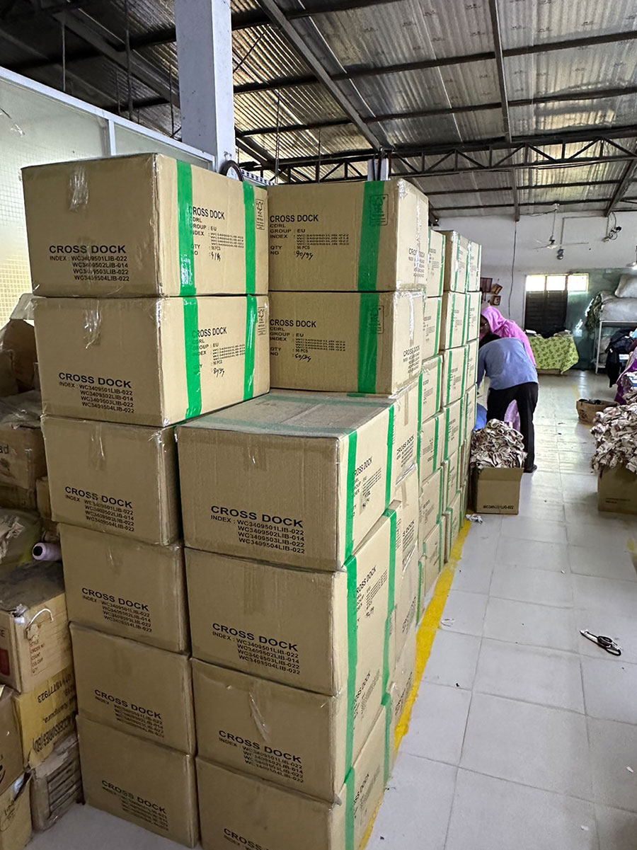 バングラデシュ視察中に訪れたアパレル工場には、部屋いっぱいにキャンセル在庫が積まれていた。