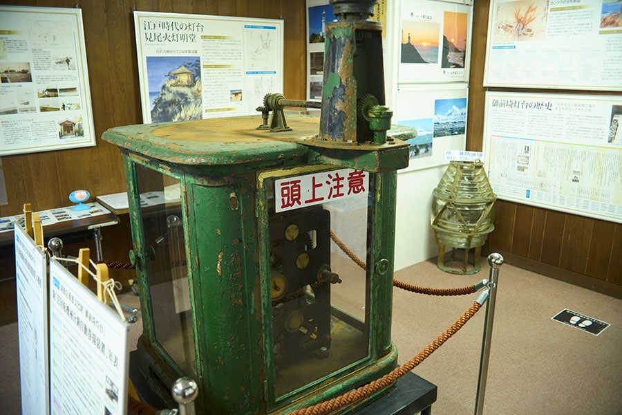 戦後すぐ製造され2003年まで灯室に設置されていた旧回転機械分銅自動巻揚装置。