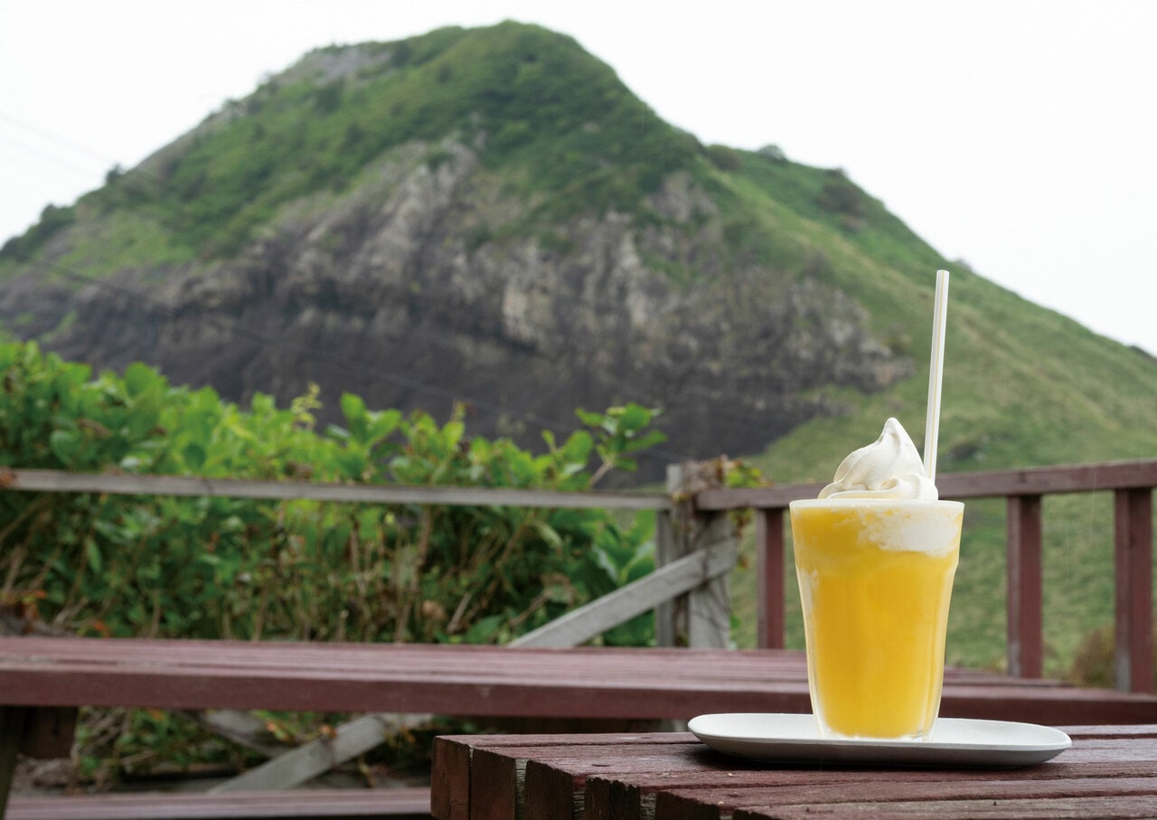 トビシマカンゾウの花色を彷彿とさせる「オレンジフロート」には人気メニューの「峠越えのソフト」がのっています。500円。