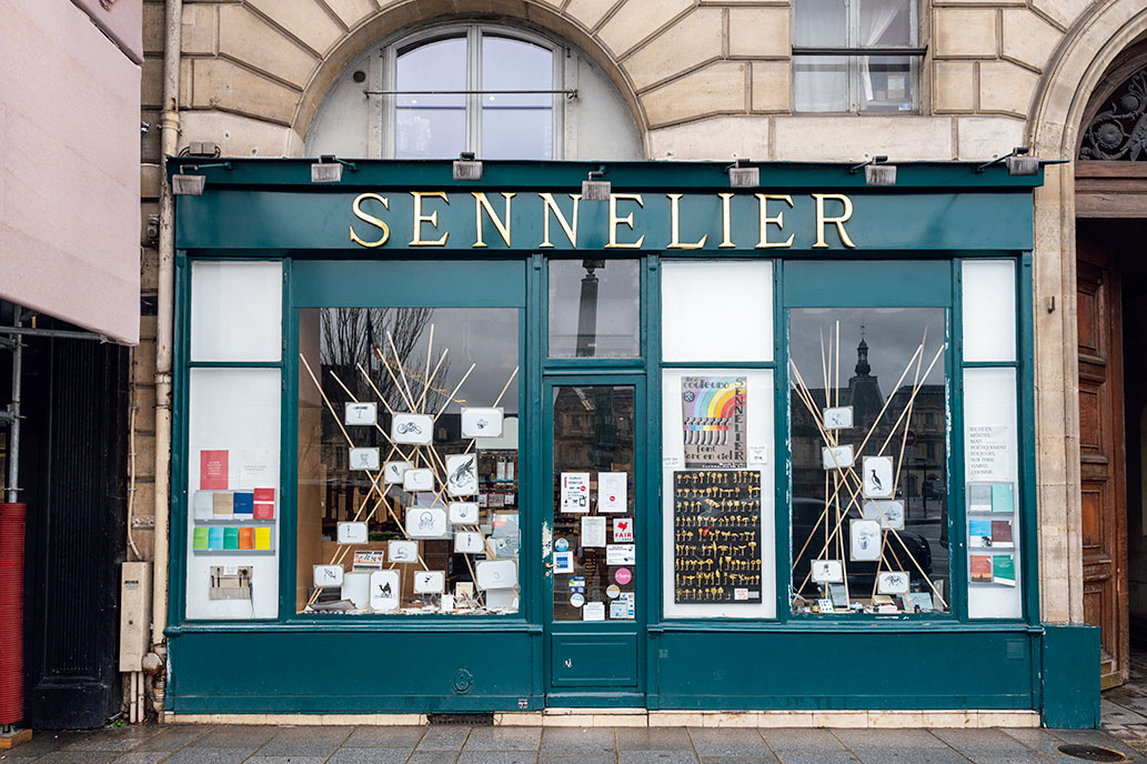 創業時のままの姿を留める緑のファサード。若い世代の客も訪れフランスの芸術の歴史を次世代へ繫ぐ。