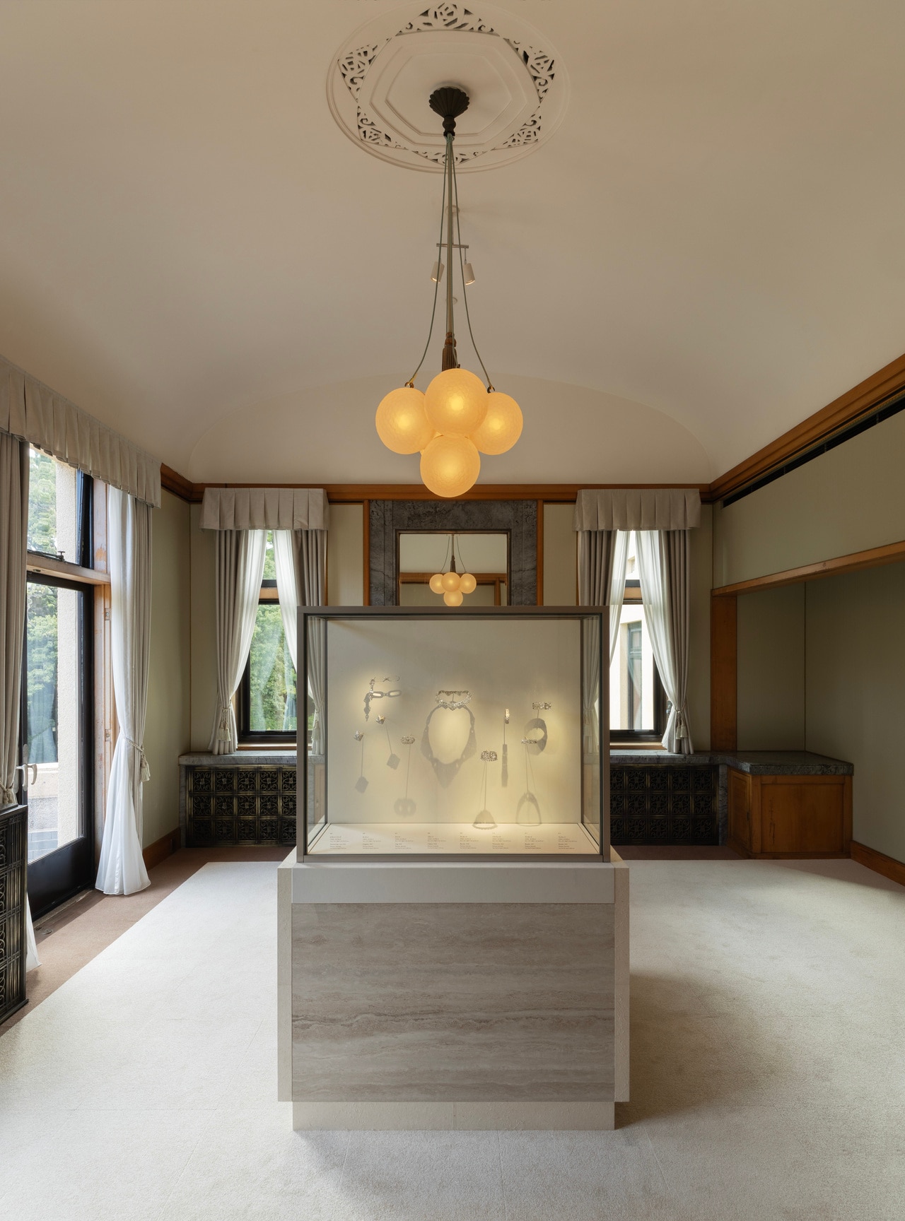 会場風景 東京都庭園美術館 本館 妃殿下居間 ©Van Cleef & Arpels
