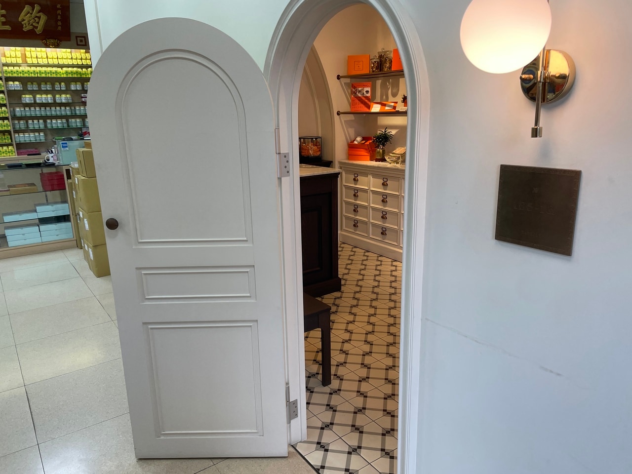 専用スペースは小さめですが、フォトジェニックな雰囲気。写真撮影を楽しむ人の姿も見られます。