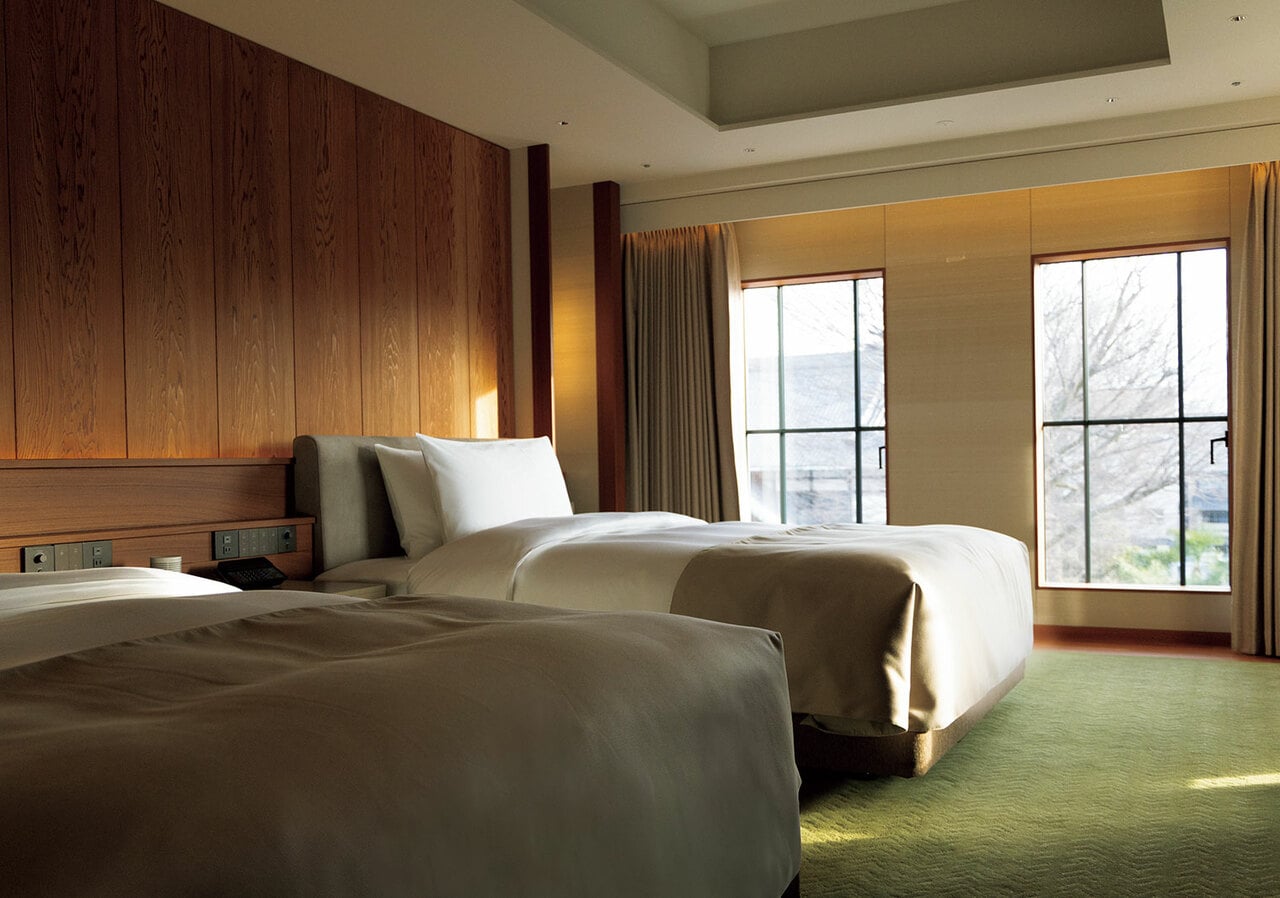 本棟保存エリアの“弥栄スイート”。バルコニーに出ると屋根やテラコッタの壁模様が間近に。