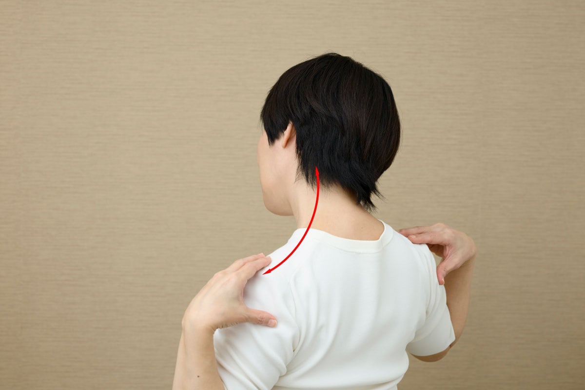 最後に、両手は肩に沿えたまま、首を少し斜め右方向に伸ばし、左の僧帽筋を伸ばして5秒キープ。反対側も同様に。