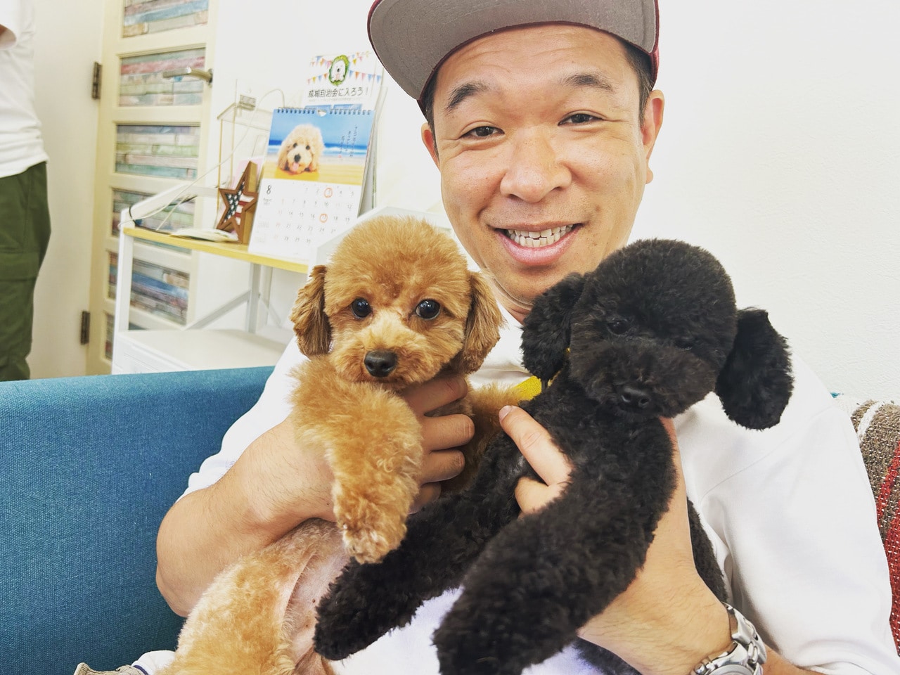 兼光タカシさんと愛犬のレオナルド(左)、ビスマルク(右)。