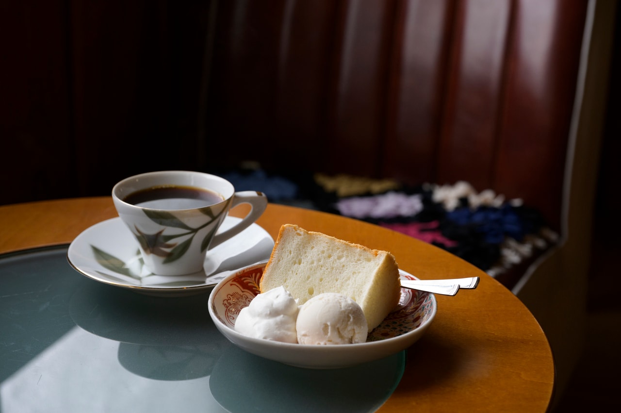 自家製のアイスクリームと佐渡生クリームを添えた「白いシフォンケーキ」500円と「しなしなコーヒー」380円。