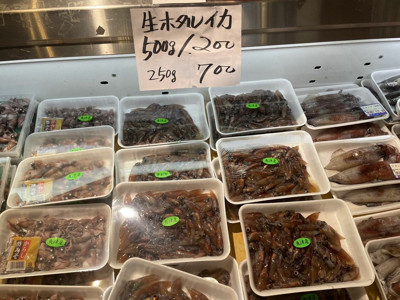 現地のスーパーでは信じられない価格で生ホタルイカを販売している