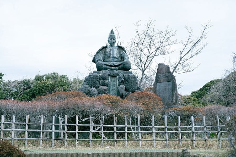 中央広場にある源頼朝像。若い頃の姿をモチーフにしているそう。