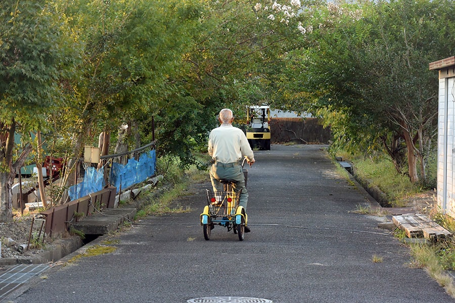 沖島名物の三輪車。カゴには雨除けの缶が常備されています。