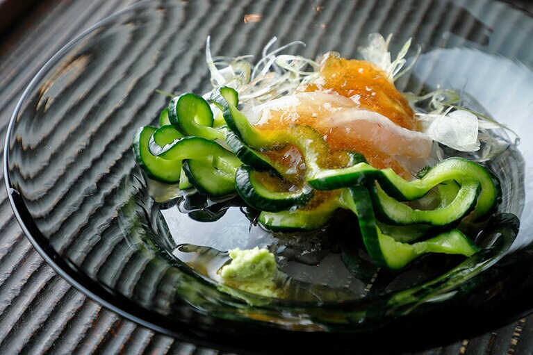 “スズキの造り”。料理はすべて昼夜共通 13,200円のコースから。