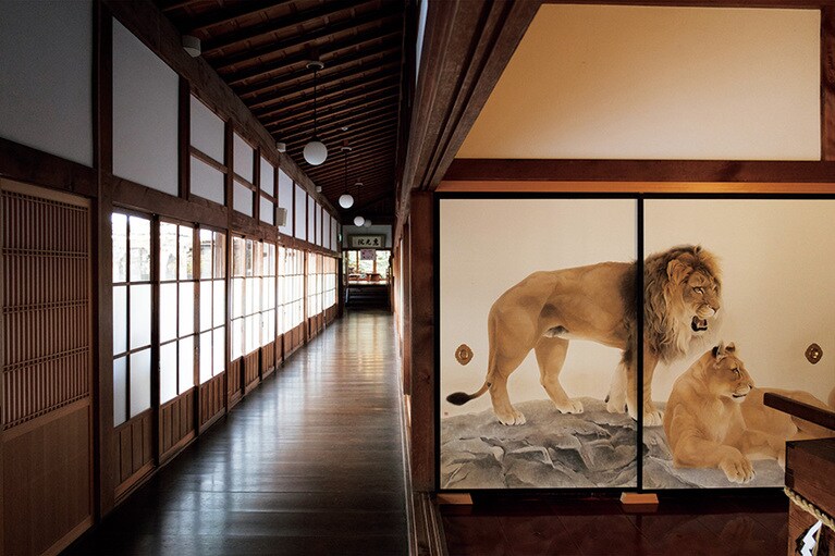 入り口からすぐの高野純子氏による獅子の襖絵。向かいには象が。