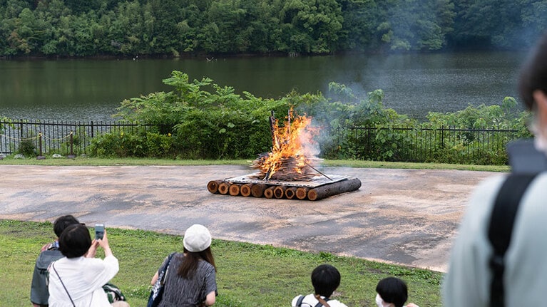 10日、17日、24日の夏至までの土曜日に開催される「コッコ」。雨天・強風時は中止となる。