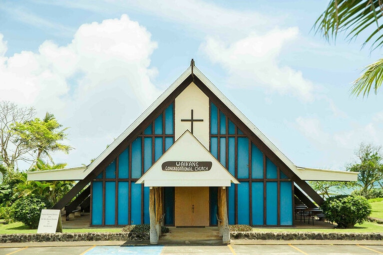 1834年に誕生したといわれている「ワイカネ・コングレゲーショナル・チャーチ」。ブルーの壁が青空に映えて美しい。