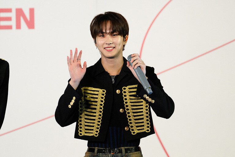 笑顔で手を振るJUNGWON