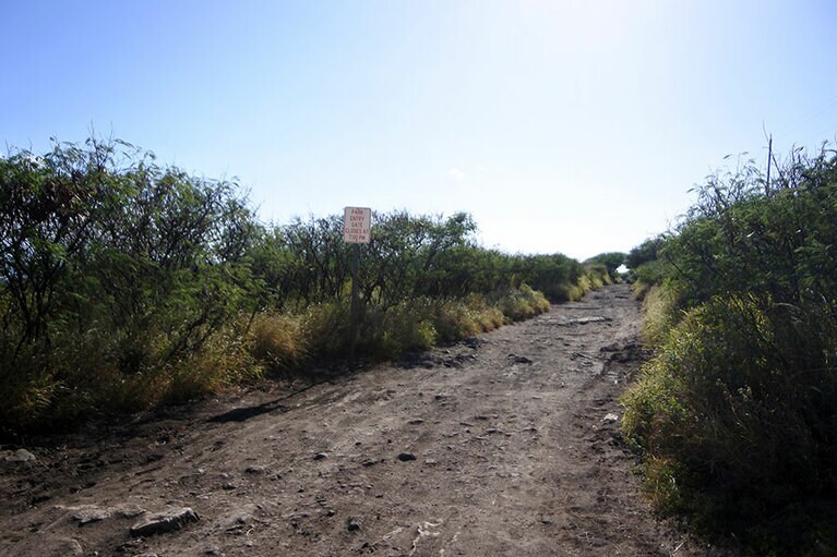 カエナポイントへのトレイル。古代ハワイアンにとってカエナポイントはこの世を去る時に魂が飛び込むという神聖な場所だそう。