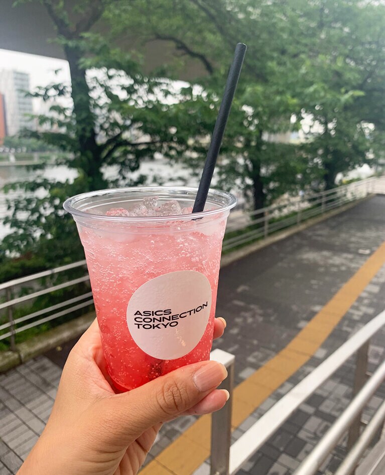 ビーツをシロップで煮詰めて作った自家製ソーダ。