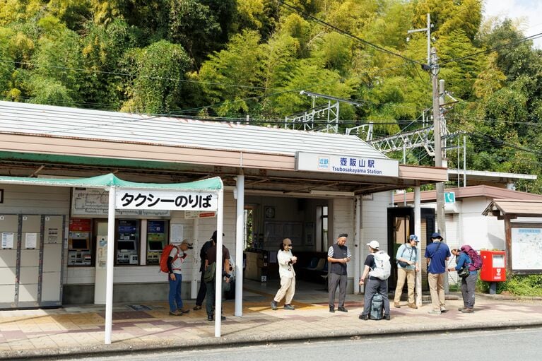 自然に囲まれのんびりした時間が流れる壺阪山駅からスタート。