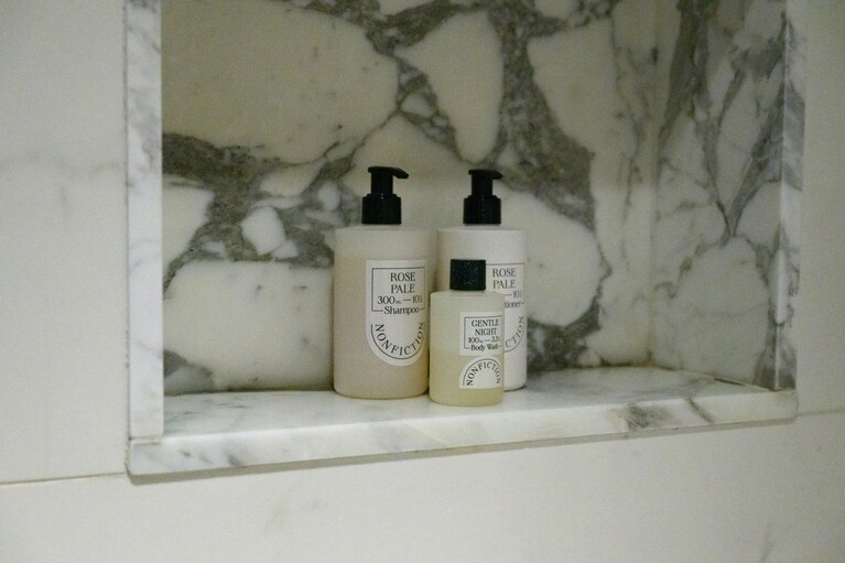 シャワーブースには、韓国発人気フレグランスブランド「NONFICTION」のアメニティが。テンション上がります！