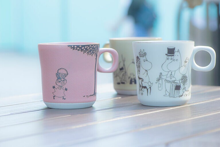 独自の釉薬を使用した有田焼のマグカップ3,300円。マットな質感が心地よい。