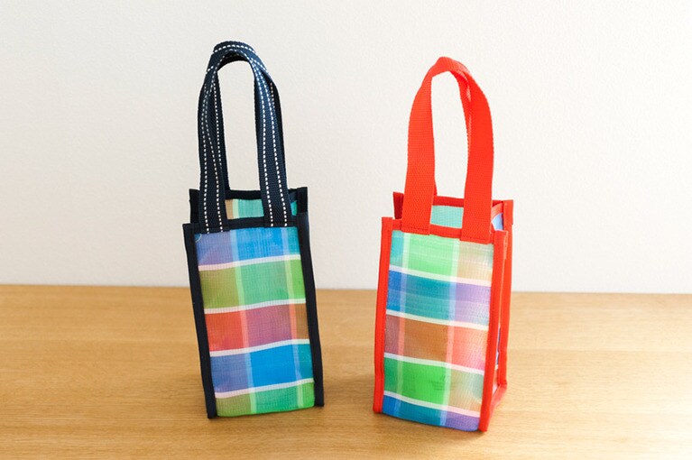 水筒やペットボトルなどを入れられるトートバッグ。